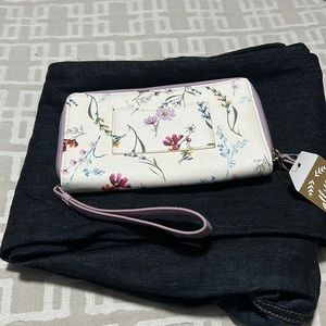 Woman floral wristlet purse nwt  50 % off listed price
